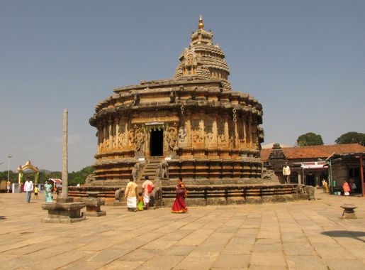 Old Temple in India with religious visitors image - Free stock photo -  Public Domain photo - CC0 Images