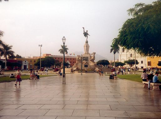 Archivo:Trujillo Plaza de Armas.jpg - Wikipedia, la enciclopedia libre