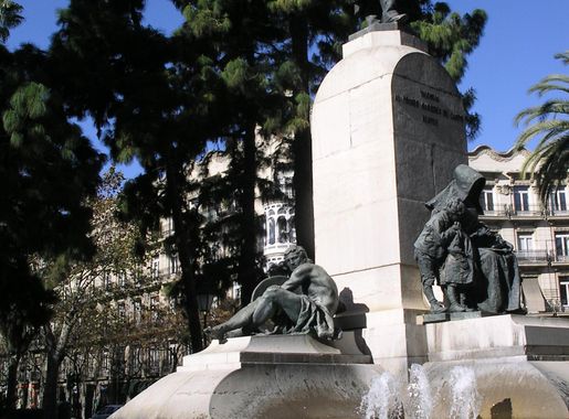 Archivo:Vista de la Plaza de Canovas del Castillo, en Valencia, España.jpg  - Wikipedia, la enciclopedia libre