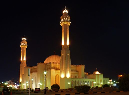 File:Isa Town Mosque (Night view).jpg - Wikimedia Commons