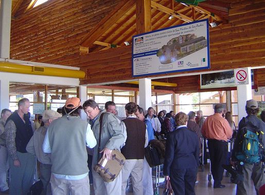 File:Aeropuerto Chapelco recepcion equipaje.JPG - Wikimedia Commons