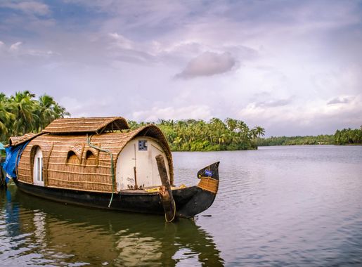File:Kerala Houseboat (191490747).jpeg - Wikimedia Commons