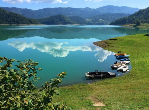 File:Jezero Zaovine, Nacionalni park Tara.jpg - Wikimedia Commons