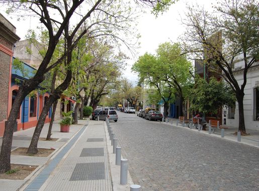 File:A cobblestoned street in Palermo Soho.jpg - Wikimedia Commons