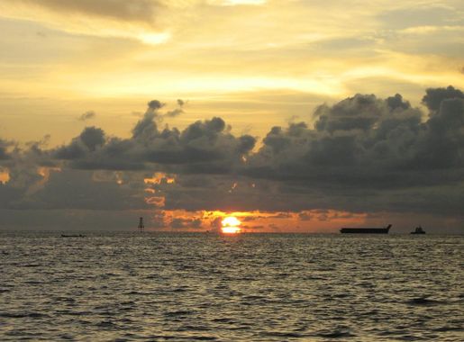 File:Dawn at Losari Beach.jpg - Wikimedia Commons