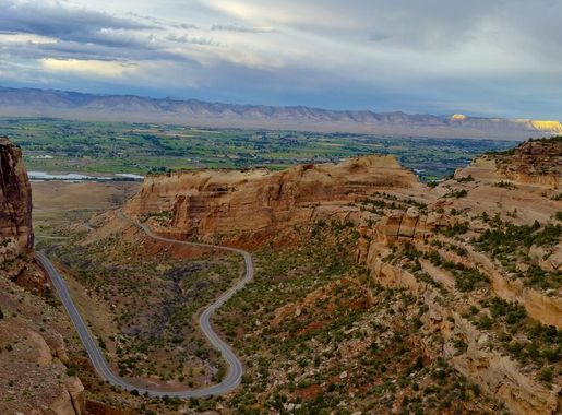 File:Rim Rock Drive Colorado National Monument Overlook.jpg - Wikimedia  Commons