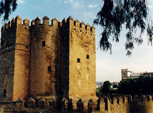File:Cordoue - Tour de la Calahorra 2.JPG - Wikimedia Commons