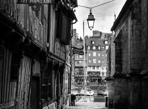Images Gratuites : plage, mer, côte, eau, noir et blanc, architecture,  route, la photographie, maison, ville, ruelle, Urbain, Paysage urbain,  Voyage, village, France, L'Europe , lanterne, réflexion, yacht, port,  obscurité, Port, historique,
