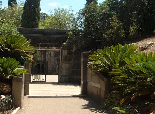 File:Rotschild tomb.JPG - Wikipedia