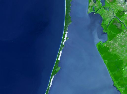 File:Curonian Spit from Space, 2006.jpg - Wikimedia Commons