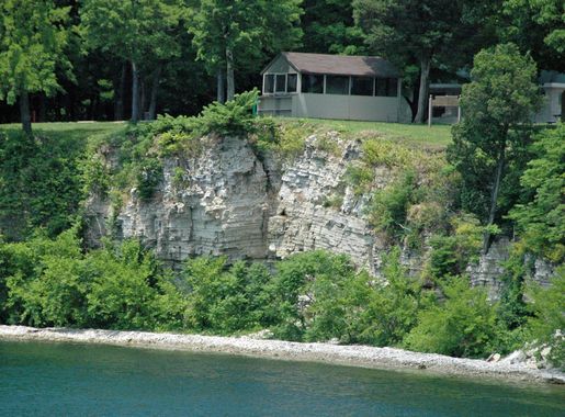 File:Folded dolostones (Put-in-Bay Dolomite over Tymochtee Dolomite, Upper  Silurian; South Bass Island, Lake Erie, Ohio, USA) 1 (48632920996).jpg -  Wikimedia Commons
