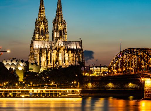 File:Kölner Dom behind The Bridge of Hearts, Hohenzollern Bridge.jpg -  Wikimedia Commons