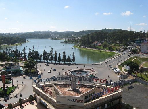 File:Xuan Huong Lake 10.jpg - Wikimedia Commons