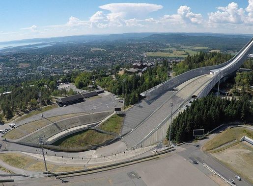 File:Holmenkollen ski-jump Oslo Norway.jpg - Wikimedia Commons