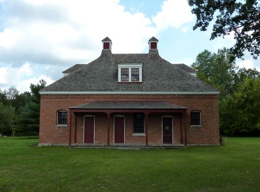 File:2009-0810-NorthOaks-HillDairyBuilding.jpg - Wikimedia Commons