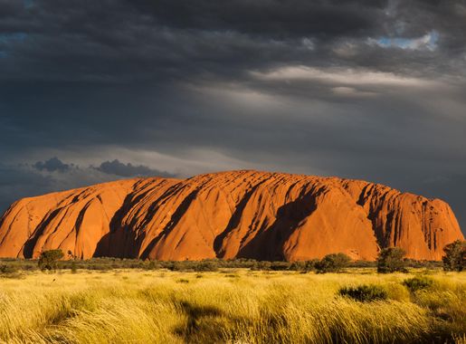 File:Uluṟu (Ayers Rock), Sunset.jpg - Wikimedia Commons