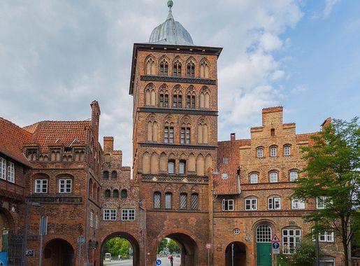 File:Luebeck Burgtor 11.jpg - Wikimedia Commons