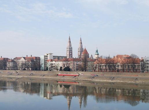 File:Tisza River with Szeged cathedral.JPG - Wikimedia Commons