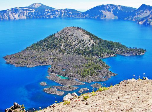 File:Wizard Island, Crater Lake NP,OR 9-06 (14592936418).jpg - Wikimedia  Commons