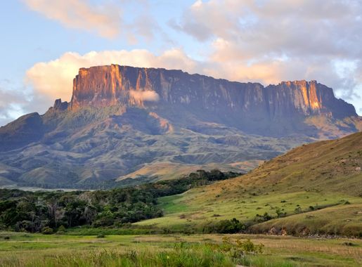 File:Kukenan Tepuy at Sunset.jpg - Wikipedia