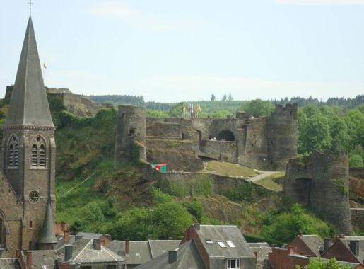 File:La-Roche-en-Ardenne-rue-du-Vieux-Château-Oud-kasteel-van-La- Roche-en-Ardenne.JPG - Wikimedia Commons
