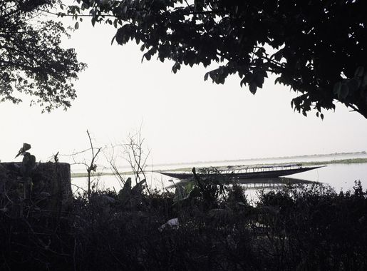 File:ASC Leiden - van Achterberg Collection - 06 - 98 - La rive du fleuve  Niger avec une pirogue - Ségoukoro, Mali - Nov.-déc. 1983.jpg - Wikimedia  Commons