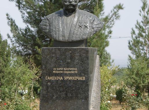 File:Urukhojaev bust statue in Arbob Palace Garden.JPG - Wikimedia Commons