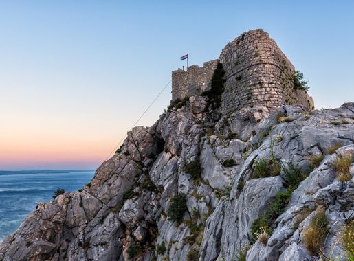 File:Omis fortice Starigrad.jpg - Wikimedia Commons