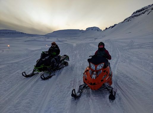 Mynd:Vélsleðar á Seljalandsdal.jpg - Wikipedia, frjálsa alfræðiritið