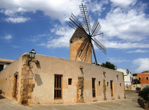 Fitxer:Manche der Windmühlen im Viertel Es Jonquiet erstrahlen in neuem  Glanz - panoramio.jpg - Viquipèdia, l'enciclopèdia lliure