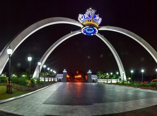 File:Istana Bukit Serene - The Royal Crown (night, 2015).jpg - Wikipedia
