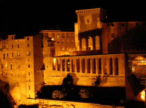 File:Pitigliano night.JPG - Wikimedia Commons