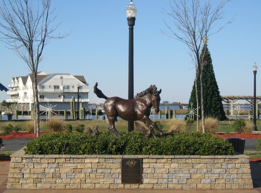 File:Misty of Chincoteague statue 02 crop 2.jpg - Wikimedia Commons