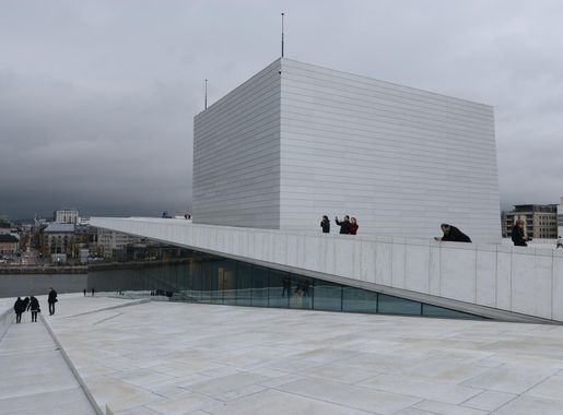 File:Climbing the Oslo Opera House (Operahuset) (29585818160).jpg -  Wikimedia Commons
