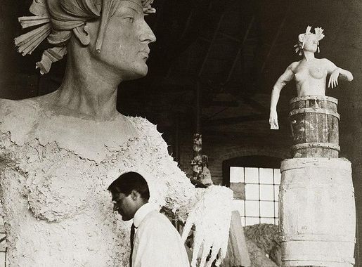File:Artist building the statue North Dakota from a model for display at  the 1904 World's Fair.jpg - Wikimedia Commons