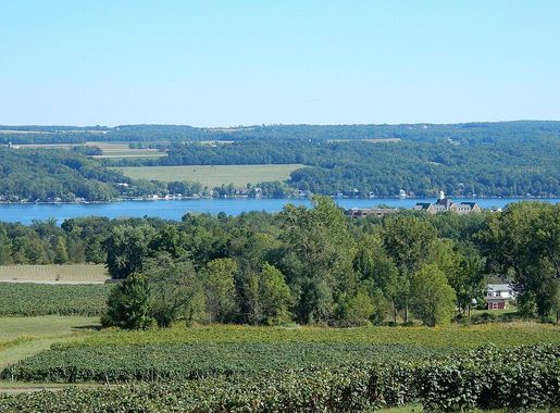 File:Keuka Lake from Vineyard View Winery 01.JPG - Wikimedia Commons