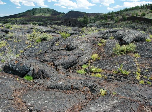 File:Basalt lava flow squeeze-up (North Crater Flow, Holocene, 2.2-2.4 ka;  Craters of the Moon Lava Field, Idaho, USA) 12.jpg - Wikimedia Commons