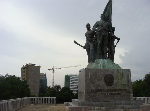 Fichier:Monument to the victims of the coup attempt of January 16, 1977. Place  des Martyrs, Cotonou, Bénin.JPG — Wikipédia