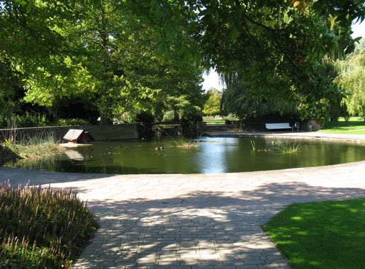 File:Hannover Stadthallengarten Spätsommer1.jpg - Wikimedia Commons