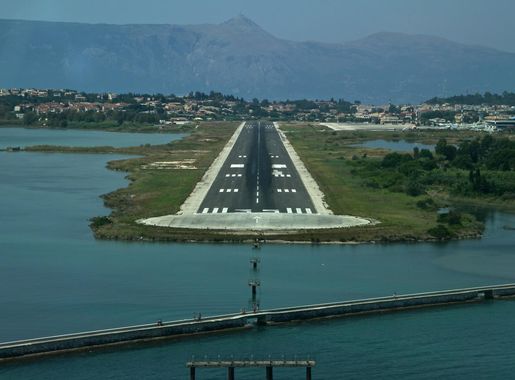 File:Final approach into Corfu Airport.jpeg - Wikimedia Commons
