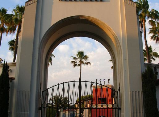 File:Universal Studios Hollywood main entrance after hours 1.JPG -  Wikimedia Commons