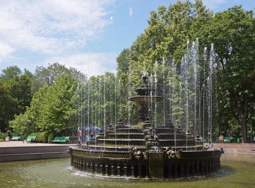 File:Chisinau Stefan cel Mare park fountain.jpg - Wikimedia Commons