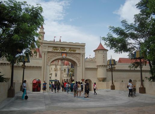 File:Far Far Away entrance (Universal Studios Singapore).jpg - Wikimedia  Commons