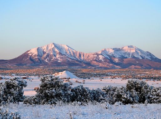 File:Spanish Peaks at sunrise.JPG - Wikimedia Commons