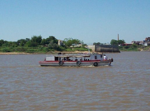 File:Lancha de transporte internacional cruzando el río Paraguay, entre  Alberdi (Ñeembucú, Paraguay) y Formosa (Argentina)..jpg - Wikimedia Commons