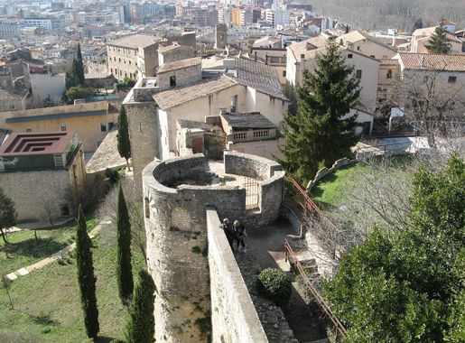 File:City walls in Girona, Spain 02.jpg - Wikimedia Commons