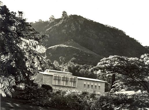 File:Old Parliament seen from Botanical Gardens, with Zomba Mountain in the  background, May 1962.jpg - Wikimedia Commons