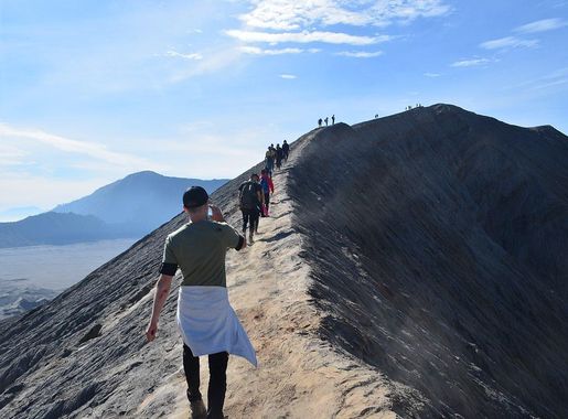 File:Hiking Trail on the Crater of Mount Bromo.jpg - Wikimedia Commons
