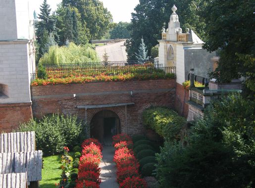 File:Częstochowa - Jasna Góra, Park AL04.JPG - Wikimedia Commons