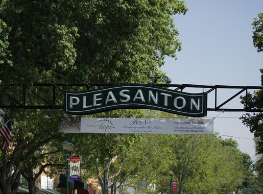 File:Pleasanton main street sign.jpg - Wikimedia Commons